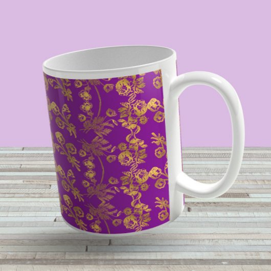Vintages, rustikales Goldschwirbelmuster auf lila Kaffeetasse
