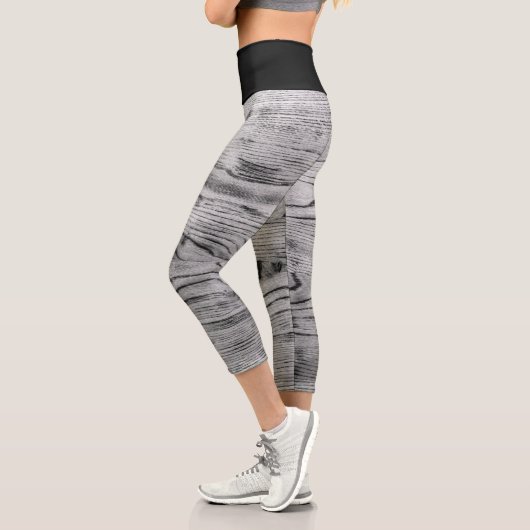 Vintages rustikales graues, schwarzes Brennholz Capri Leggings (Links)