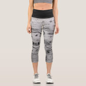 Vintages rustikales graues, schwarzes Brennholz Capri Leggings (Vorderseite)