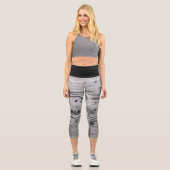 Vintages rustikales graues, schwarzes Brennholz Capri Leggings (Vorderseite)