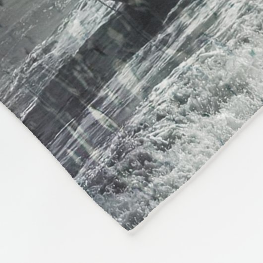 Vintages Schiffswrack im Sturm Fleecedecke (Ecke)