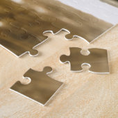 Vintages schmutziges Dollhead, das aus Fenster Puzzle (Seite)