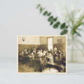 Vintages Schulzimmer mit Schülern an Schreibtische Postkarte (Stehend Vorderseite)