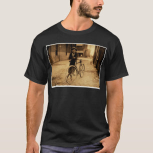 Vintages Sepia-Kinderpfeife, die auf Fahrrad sich T-Shirt