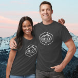 Vintages Ski-Mountain Logo Aspen Colorado Ihr Text T-Shirt<br><div class="desc">Dieses maßgeschneiderte Hemd besticht durch ein Vintages rustikales Logo mit schneebedecktem Skiberg und rustikalen Skistöcken. Fügen Sie Ihren eigenen Text hinzu - SKI CO, SKI VT, SKI CA, etc. und Ihren Lieblingsski Berg. Es gibt auch Platz für Ihren Namen oder Ihre Initialen. Ideal für das Tragen unter der Jacke auf...</div>