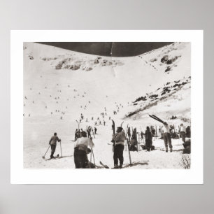 Vintages Skibild, Skifahrer auf der Piste Poster