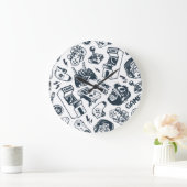 Vintages Spielmuster rückwärts. Große Wanduhr (Zuhause)