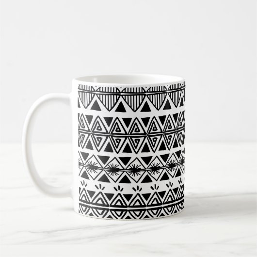 Vintages Stammesmuster mit schwarzweißer Hand d Kaffeetasse (Links)