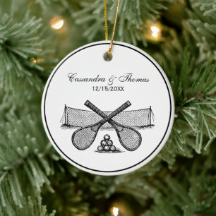 Vintages Tennisnetz, überquerte Racquets, Bälle Keramikornament