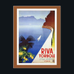 Vintages Torbole Riva Gardasee Italienische Reise Postkarte<br><div class="desc">Höchste Auflösung, wiederhergestellt und retuschiert. Italienisches Reisewerbeposter mit der "Gardesana", dem See, den Bergen, einem Segelboot und einigen Zitronen. Riva del Garda ist eine Stadt und Gemeinde in der norditalienischen Provinz Trient im Trentino Alto Adige Region. Es wird auch einfach Riva genannt. Riva del Garda liegt an der Nord-Western-Ecke des...</div>