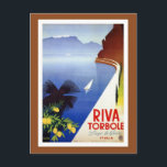 Vintages Torbole Riva Gardasee Italienische Reise Postkarte<br><div class="desc">Höchste Auflösung, wiederhergestellt und retuschiert. Italienisches Reisewerbeposter mit der "Gardesana", dem See, den Bergen, einem Segelboot und einigen Zitronen. Riva del Garda ist eine Stadt und Gemeinde in der norditalienischen Provinz Trient im Trentino Alto Adige Region. Es wird auch einfach Riva genannt. Riva del Garda liegt an der Nord-Western-Ecke des...</div>