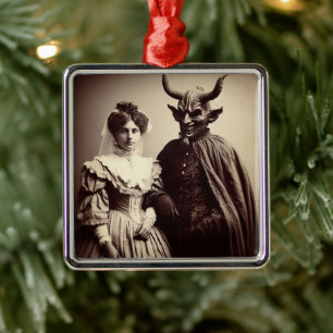 Vintages Viktorianisches Foto von Frau und Teufel Ornament Aus Metall
