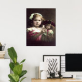 Vintages Viktorianisches Girl mit Puppenkunst Prin Poster (Heimbüro)