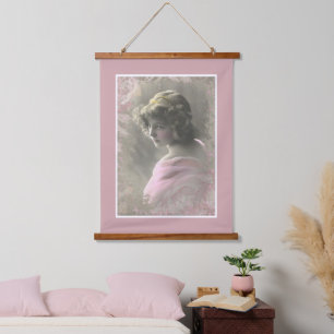 Vintages Viktorianisches Teenager-Mädchen in Rosa Wandteppich Mit Holzrahmen