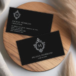 Vintages Wappen Schwarzes Elegantes Anfangsmonogra Visitenkarte<br><div class="desc">Ein elegantes Design mit Vintager Luft. Es hat auf beiden Seiten ein Vintages Wappen in Imitaten silberne Folie, mit einem Monogramm Initial darin. Auf der Vorderseite ist es groß und zentriert, über dem Namen, auf der Rückseite ist es klein, in der oberen verlassen, vor allem der Text. Der Hintergrund ist...</div>