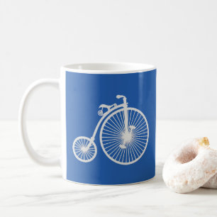 Vintages weißes Fahrrad auf blau Kaffeetasse