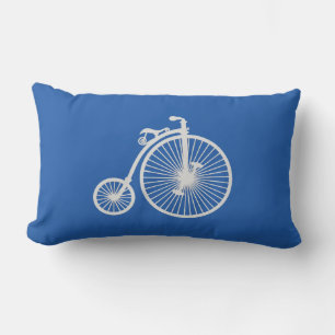 Vintages weißes Fahrrad auf blau Lendenkissen