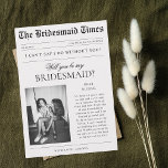 Vintages Zeitungs-Foto Einzigartiger Vorschlag für Einladung<br><div class="desc">Überraschen Sie Ihre Brautjungfrau mit dieser modernen,  stilvollen Einladung mit trendigem Zeitungslook und Ihren persönlichen Details. Fügen Sie einfach Ihre eigenen Informationen hinzu,  indem Sie auf "Personalisieren" klicken.</div>