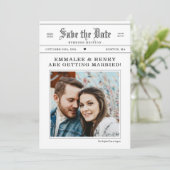 Vintages Zeitungs-Foto Hochzeit speichern Sie das Einladung (Stehend Vorderseite)