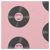Vinyl LP Record auf rosa Muster Stoff (Nahaufnahme)