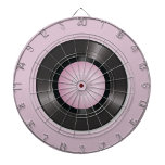 Vinyl Record Dartscheibe<br><div class="desc">Ein kreisförmiges Dartboard, das an eine Schallplatte erinnert und ein schwarzes Zentrum mit einem rosa Spiralmuster aufweist, das nach außen abstrahlt.</div>