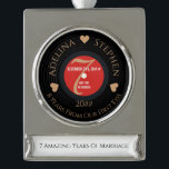 Vinyl Romantic 7th Copper Hochzeit Jahrestag Banner-Ornament Silber<br><div class="desc">Feiern Sie Ihre Liebe und den 7. Geburtstag von Kupfer mit diesem Meilenstein Weihnachtsfeier! Fügen Sie diesem besondere Anlass eine romantische Touch und einen Meilenstein in Ihrem Leben hinzu, mit diesem modernen Retro-Design mit Vinyl-Schallplatten und einem eleganten personalisierten Text in Kupferfarbe. Passen Sie einfach die Namen des Paares an, die...</div>