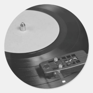 Vinyl-Schallplatte auf einem Plattenspieler Überbl Runder Aufkleber