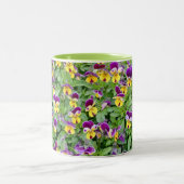 Viola-Blumen im Frühling Zweifarbige Tasse (Mittel)