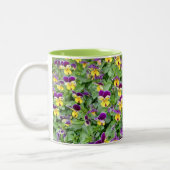 Viola-Blumen im Frühling Zweifarbige Tasse (Links)