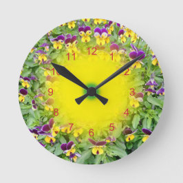 Viola flowers in a Spring Garden Runde Wanduhr