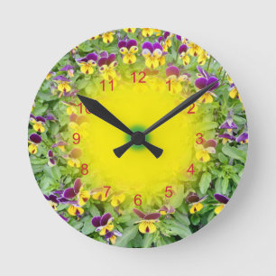 Viola flowers in a Spring Garden Runde Wanduhr