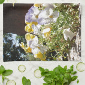 Violas in einem Steintrog. Geschirrtuch (Gefaltet)