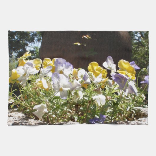 Violas in einem Steintrog. Geschirrtuch (Horizontal)