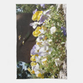 Violas in einem Steintrog. Geschirrtuch (Vertikal)