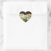 Violas in einem Steintrog. Herz-Aufkleber (Tasche)