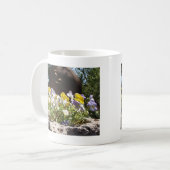 Violas in einem Steintrog. Kaffeetasse (Vorderseite Links)