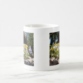Violas in einem Steintrog. Kaffeetasse (Mittel)
