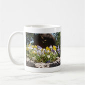 Violas in einem Steintrog. Kaffeetasse (Links)