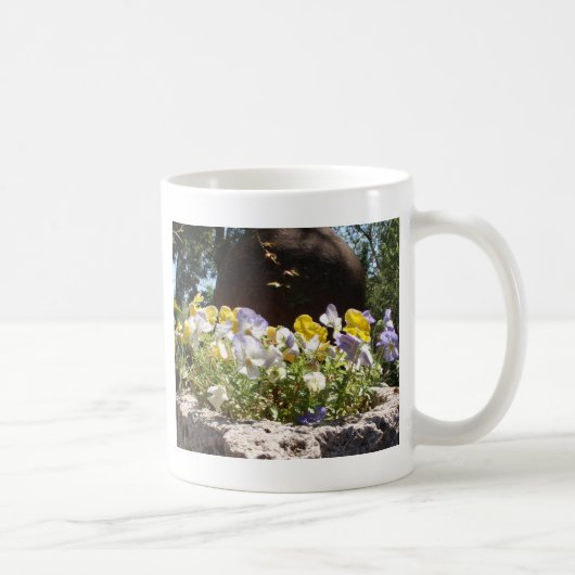 Violas in einem Steintrog. Kaffeetasse (Rechts)