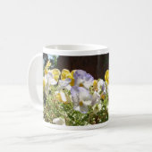 Violas in einem Steintrog. Kaffeetasse (Vorderseite Links)