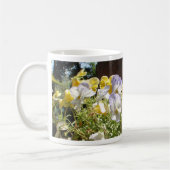 Violas in einem Steintrog. Kaffeetasse (Links)