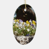 Violas in einem Steintrog. Keramik Ornament (Rechts)