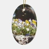 Violas in einem Steintrog. Keramik Ornament (Links)