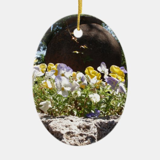 Violas in einem Steintrog. Keramik Ornament (Vorne)