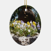 Violas in einem Steintrog. Keramik Ornament (Rechts)