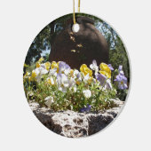 Violas in einem Steintrog. Keramik Ornament (Links)