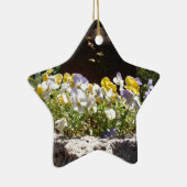 Violas in einem Steintrog. Keramik Ornament (Rechts)