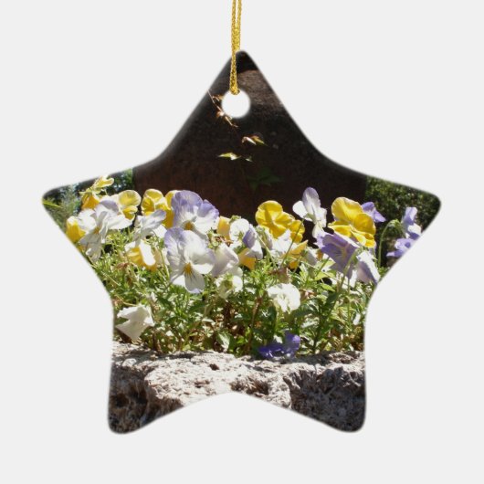 Violas in einem Steintrog. Keramik Ornament (Vorne)