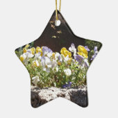 Violas in einem Steintrog. Keramik Ornament (Links)