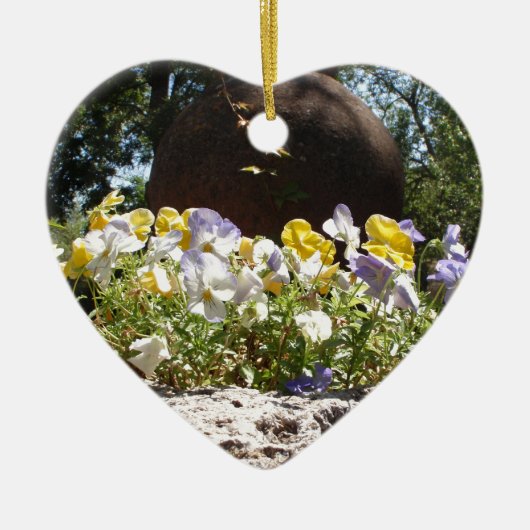 Violas in einem Steintrog. Keramikornament (Vorne)